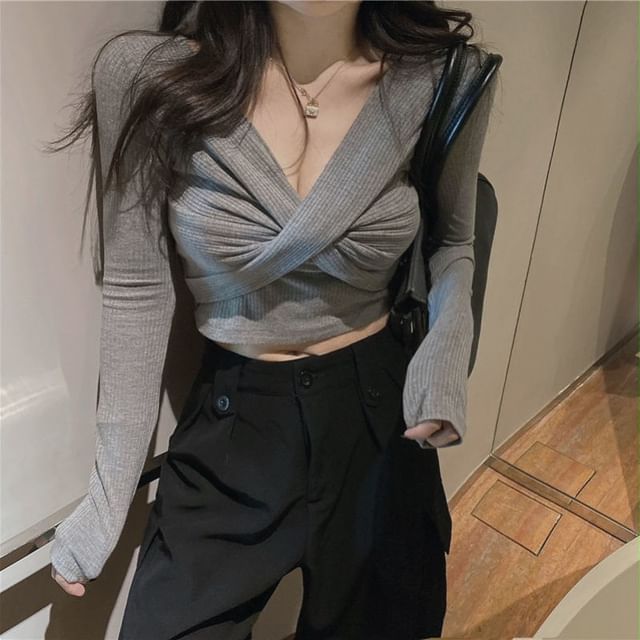 Knot Long-Sleeve Slim Crop V-Neck Top Fit