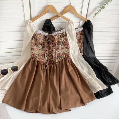 Langärmliges Minikleid in A-Linie mit quadratischem Ausschnitt, Bärenmuster und Schnürung