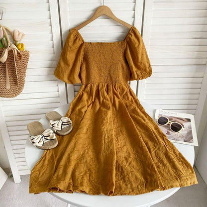 Kurzärmliges, schlichtes, gerafftes Midi-A-Linien-Kleid mit quadratischem Ausschnitt