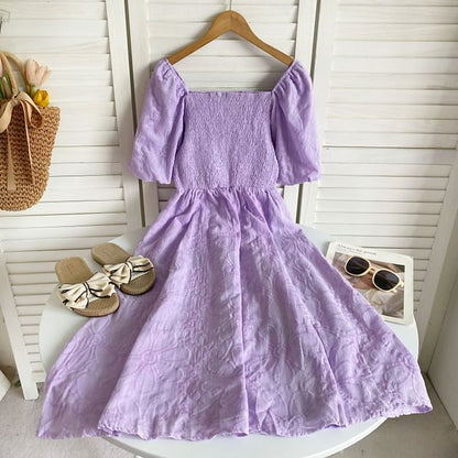 Kurzärmliges, schlichtes, gerafftes Midi-A-Linien-Kleid mit quadratischem Ausschnitt