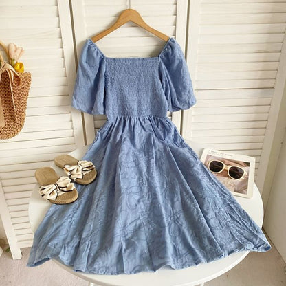 Kurzärmliges, schlichtes, gerafftes Midi-A-Linien-Kleid mit quadratischem Ausschnitt