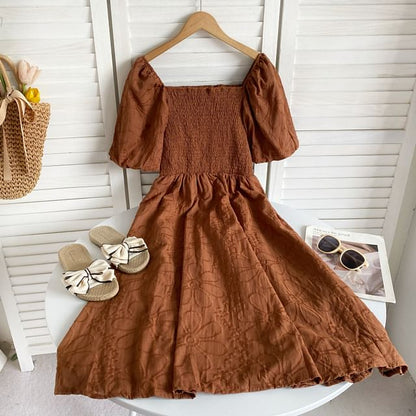 Kurzärmliges, schlichtes, gerafftes Midi-A-Linien-Kleid mit quadratischem Ausschnitt