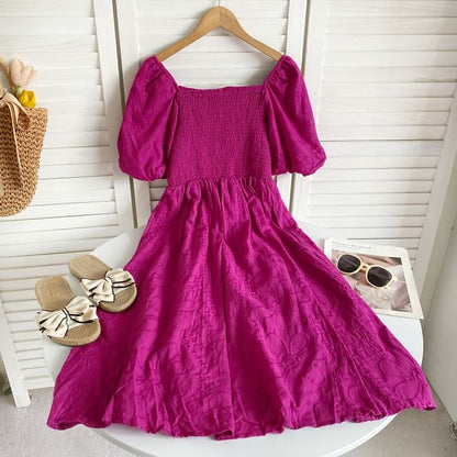 Kurzärmliges, schlichtes, gerafftes Midi-A-Linien-Kleid mit quadratischem Ausschnitt