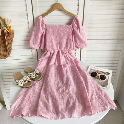 Kurzärmliges, schlichtes, gerafftes Midi-A-Linien-Kleid mit quadratischem Ausschnitt