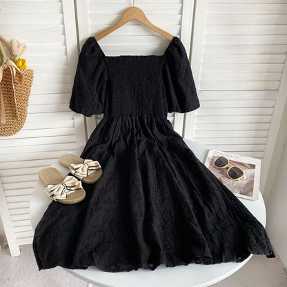 Kurzärmliges, schlichtes, gerafftes Midi-A-Linien-Kleid mit quadratischem Ausschnitt