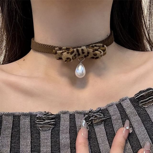 Faux Bow Leopard Print Pearl Droplet Choker Pendant