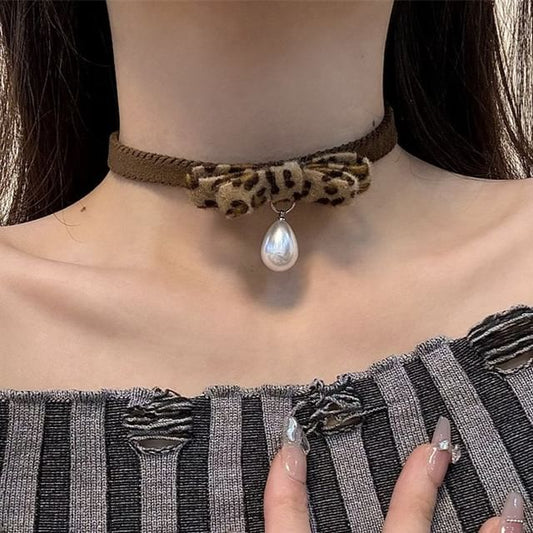 Faux Bow Leopard Print Pearl Droplet Choker Pendant