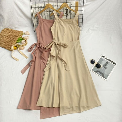 Ärmelloses, asymmetrisches, schlichtes Midi-A-Linien-Kleid