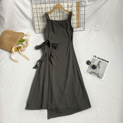 Ärmelloses, asymmetrisches, schlichtes Midi-A-Linien-Kleid