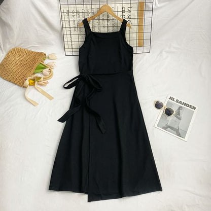 Ärmelloses, asymmetrisches, schlichtes Midi-A-Linien-Kleid