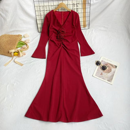 Langärmliges, gerüschtes Midi-A-Linien-Kleid mit V-Ausschnitt, schlichtem Blumenakzent