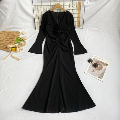 Langärmliges, gerüschtes Midi-A-Linien-Kleid mit V-Ausschnitt, schlichtem Blumenakzent