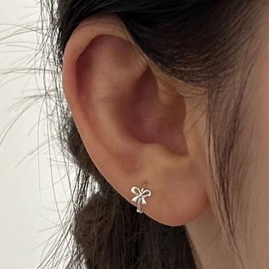 Boucle d'oreille Huggie en forme de nœud