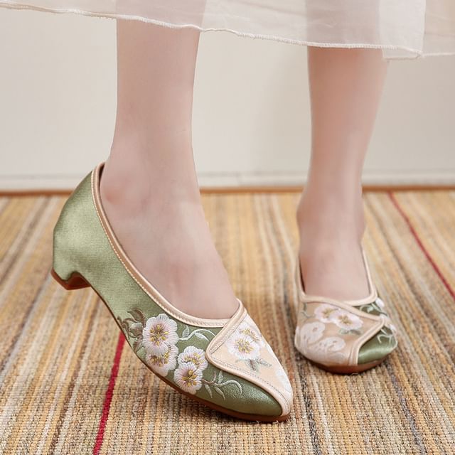 Embroidered Heel Flower Pumps Low