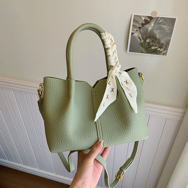 Ensemble : sac à bandoulière en similicuir uni avec poignée supérieure + écharpe