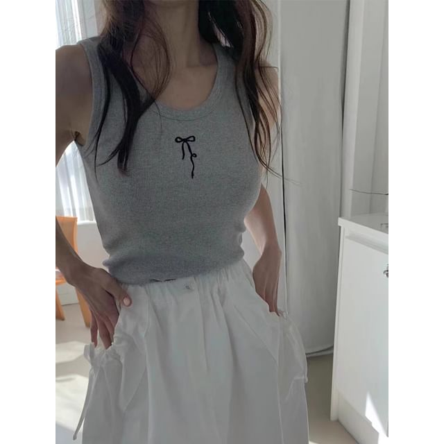 Scoop Neck Bow Embroidered Tank Top