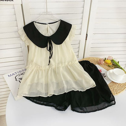 Set: Fließendes, kurzärmliges Oberteil mit Kragen in zwei Farben + Shorts mit mittelhohem Bund