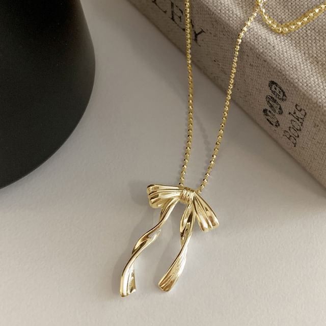 Collier avec pendentif en forme de nœud