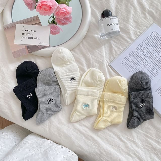 Bow Embroidered Ribbed Short Socks