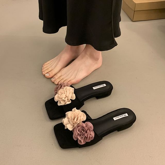 Sandales à talons épais avec accents floraux