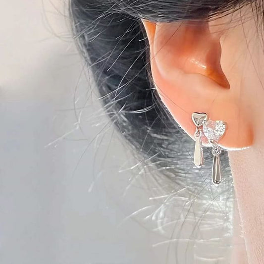 Boucle d'oreille à clip asymétrique en forme de cœur