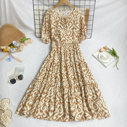 Kurzärmliges, gemustertes Midi-A-Linien-Kleid mit Rundhalsausschnitt und Stufenschnürung vorn