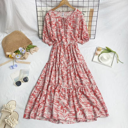 Kurzärmliges, gemustertes Midi-A-Linien-Kleid mit Rundhalsausschnitt und Stufenschnürung vorn