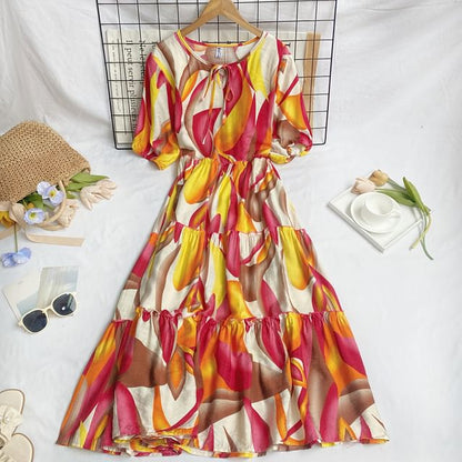 Kurzärmliges, gemustertes Midi-A-Linien-Kleid mit Rundhalsausschnitt und Stufenschnürung vorn