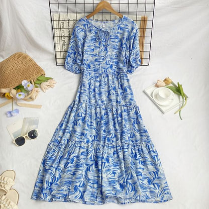 Kurzärmliges, gemustertes Midi-A-Linien-Kleid mit Rundhalsausschnitt und Stufenschnürung vorn