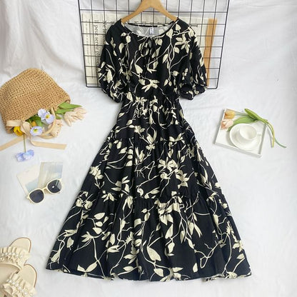 Kurzärmliges, gemustertes Midi-A-Linien-Kleid mit Rundhalsausschnitt und Stufenschnürung vorn