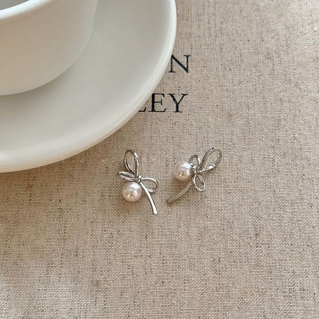 Boucle d'oreille pendante en fausse perle avec nœud