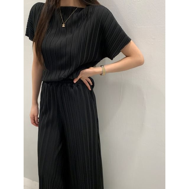 Set: Short-Sleeve Mock Neck Plain Pleated Top + Elastic Waist Wide Leg Pants