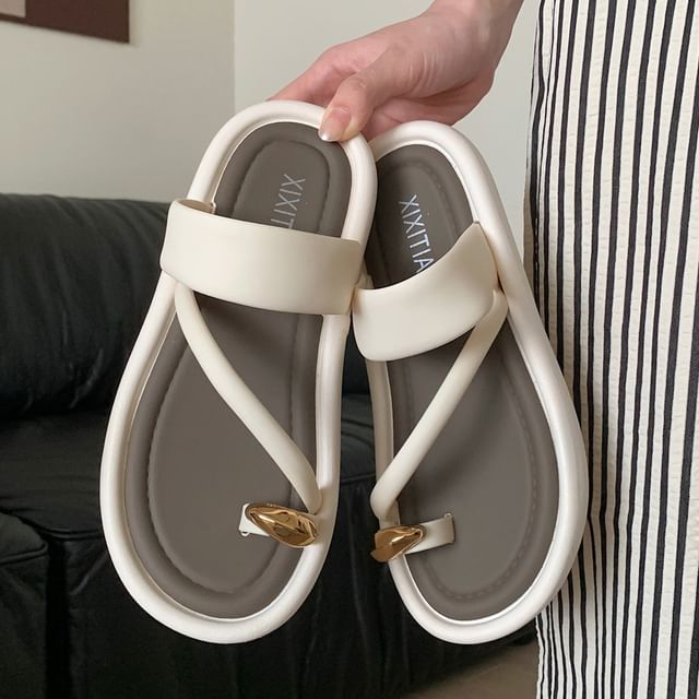 Plain Loop Toe Sandals