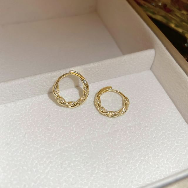 Huggie-Ohrring mit Strasssteinen