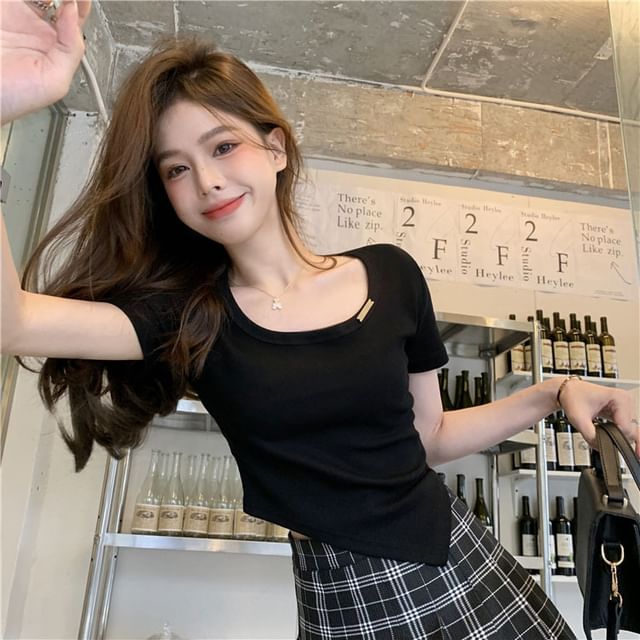 Short-Sleeve Crew Neck Plain Asymmetrical Tee