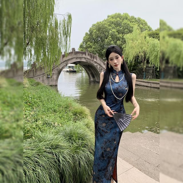 Sleeveless Floral Print Keyhole Maxi Sheath Qipao / Plain Fringe Shawl