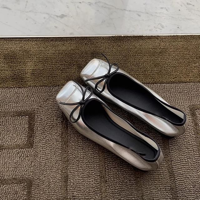 Cap Toe Bow Low Heel Pumps