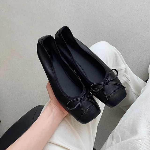 Cap Toe Bow Low Heel Pumps