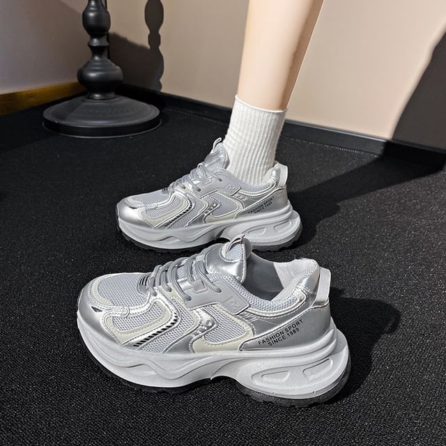 Sneakers aus Mesh mit Plateaueinsatz