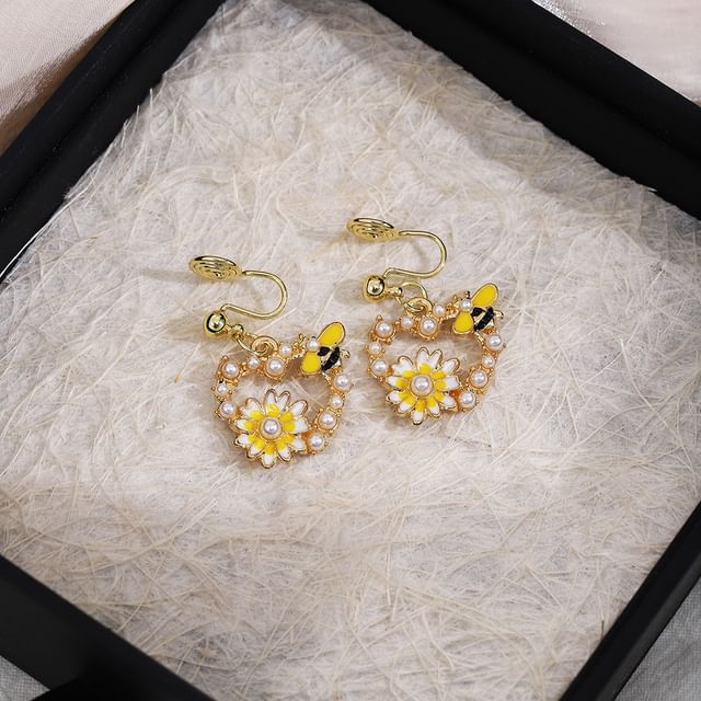 Floral Faux Pearl Bee Alloy Drop Earring