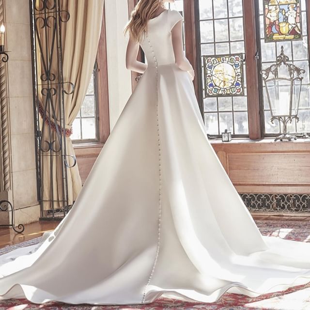 Cap-Sleeve Sweetheart Neckline Plain Trained A-Line Wedding Gown