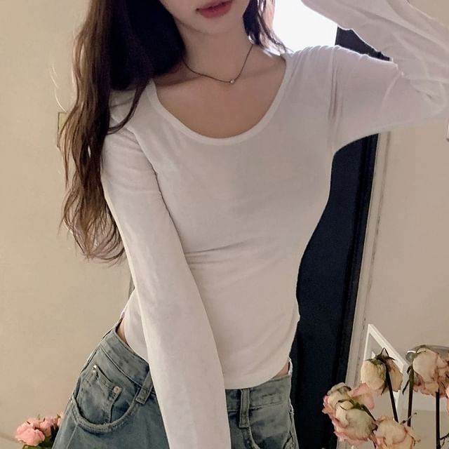 Long-Sleeve Scoop Neck Plain Slim Fit Crop Tee