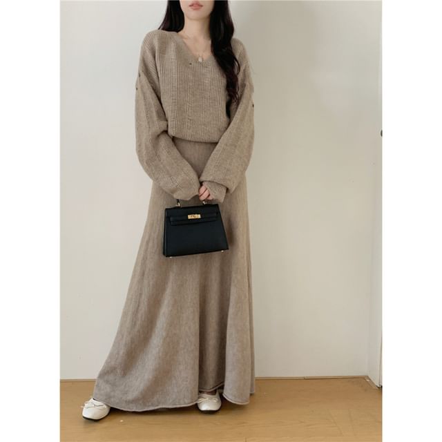 Two-Piece Set: V-Neck Sweater & Knit Maxi Skirt - Distressed Style