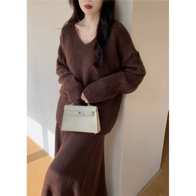 Two-Piece Set: V-Neck Sweater & Knit Maxi Skirt - Distressed Style