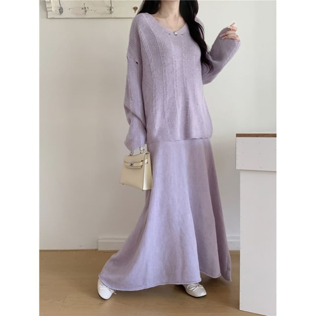 Two-Piece Set: V-Neck Sweater & Knit Maxi Skirt - Distressed Style