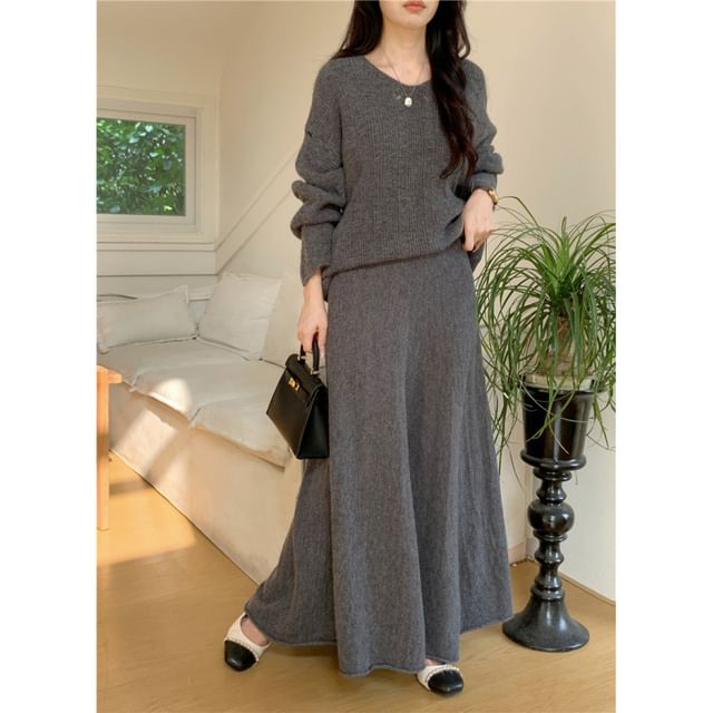 Two-Piece Set: V-Neck Sweater & Knit Maxi Skirt - Distressed Style