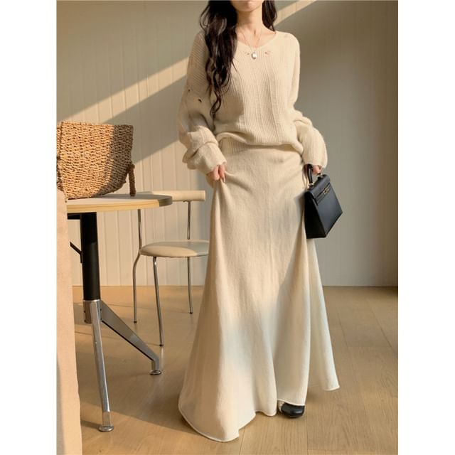 Two-Piece Set: V-Neck Sweater & Knit Maxi Skirt - Distressed Style
