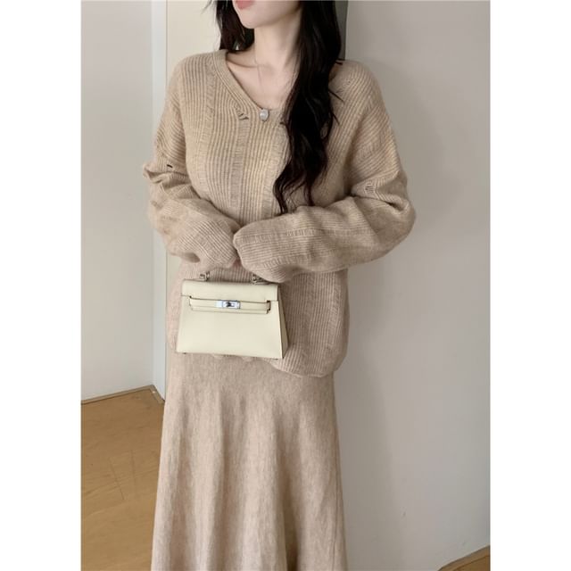 Two-Piece Set: V-Neck Sweater & Knit Maxi Skirt - Distressed Style