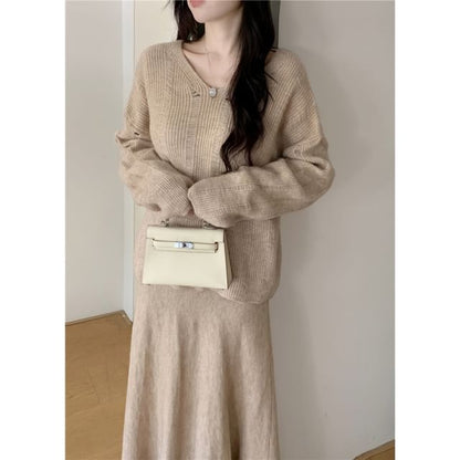 Two-Piece Set: V-Neck Sweater & Knit Maxi Skirt - Distressed Style