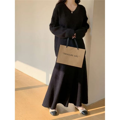 Two-Piece Set: V-Neck Sweater & Knit Maxi Skirt - Distressed Style